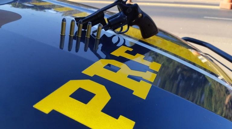 O homem portava arma e munições