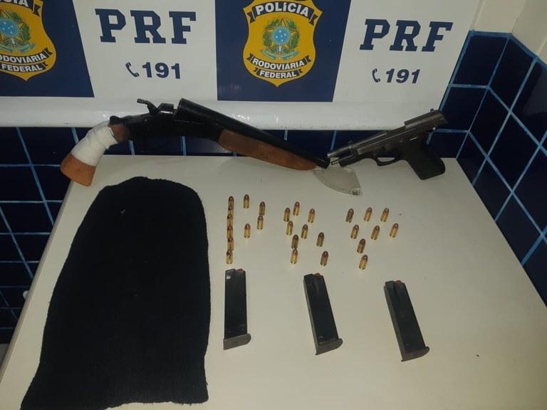 Suspeitos foram presos com armas