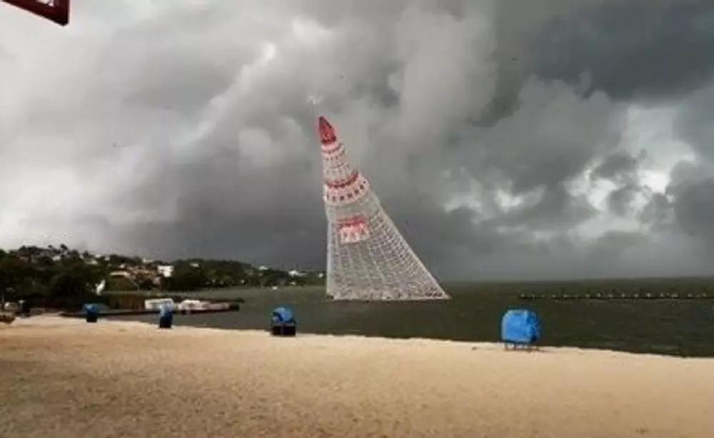 Momento em que a árvore de Natal flutuante caiu na Lagoa de Araçatiba