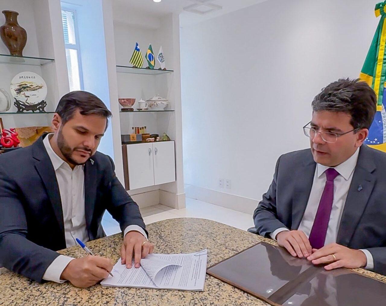 O secretário Washington Bandeira e o governador Rafael Fonteles