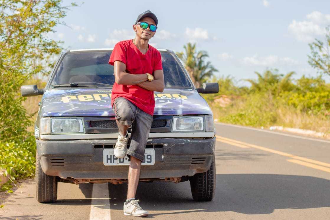 Cantor Astro Rei é esfaqueado
