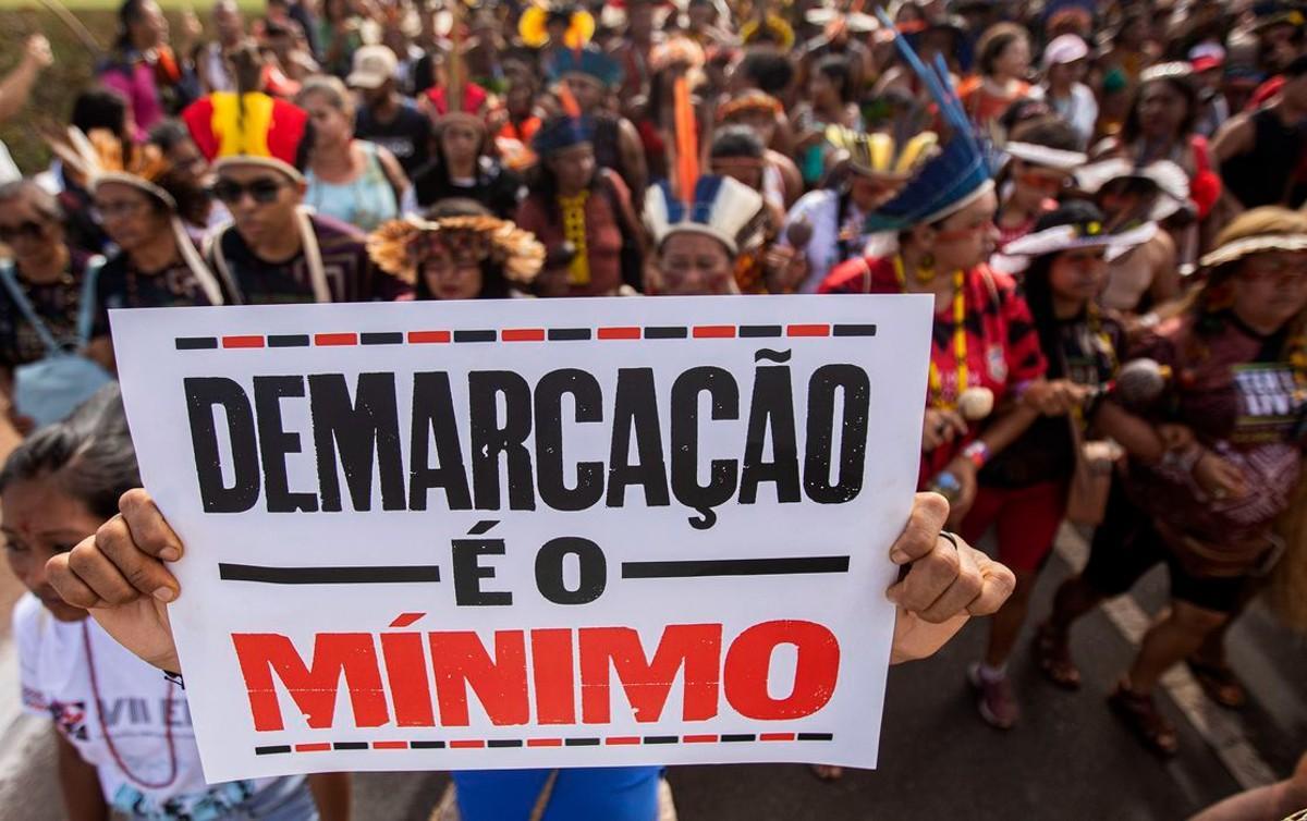 Os indígenas protestam principalmente contra a Lei que estabeleceu o chamado marco temporal