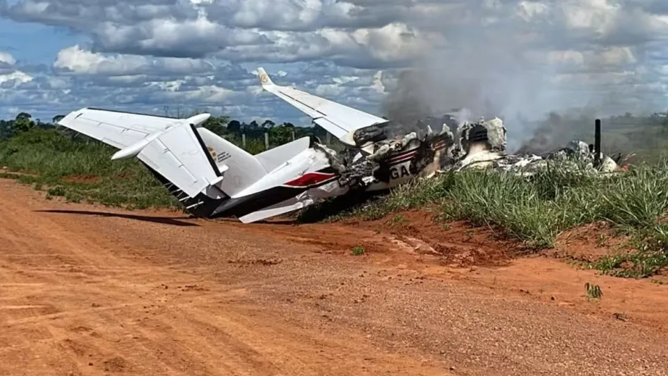 Avião pegou fogo logo após o pouso de emergência e felizmente ninguém ficou ferido