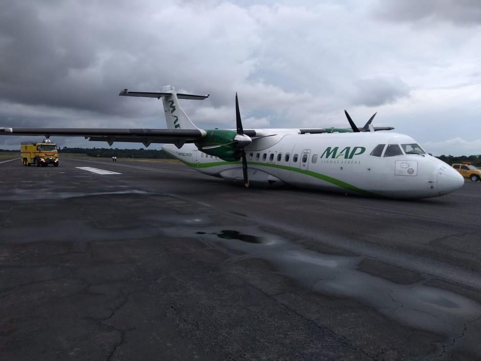 Avião pousa de barriga