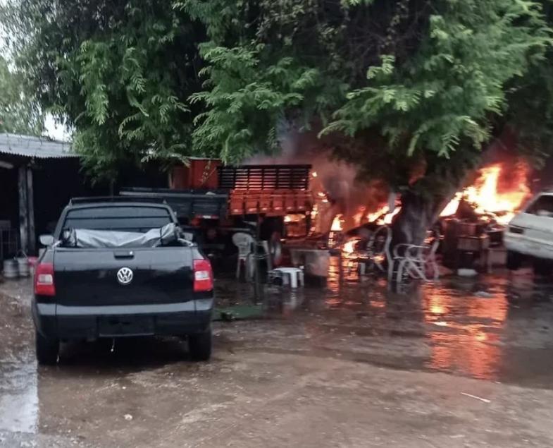 Três veículos são Incendiada em oficina mecânica na zona Norte de Teresina
