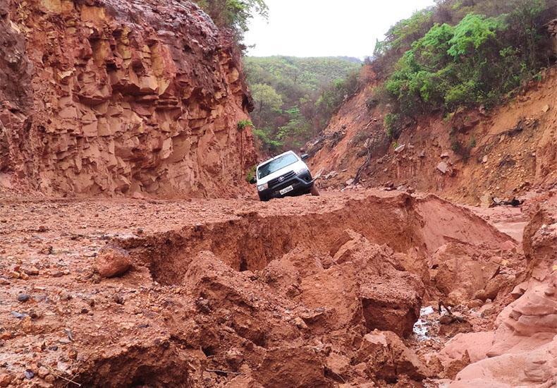 Trecho da PI-392 se rompe com chuva