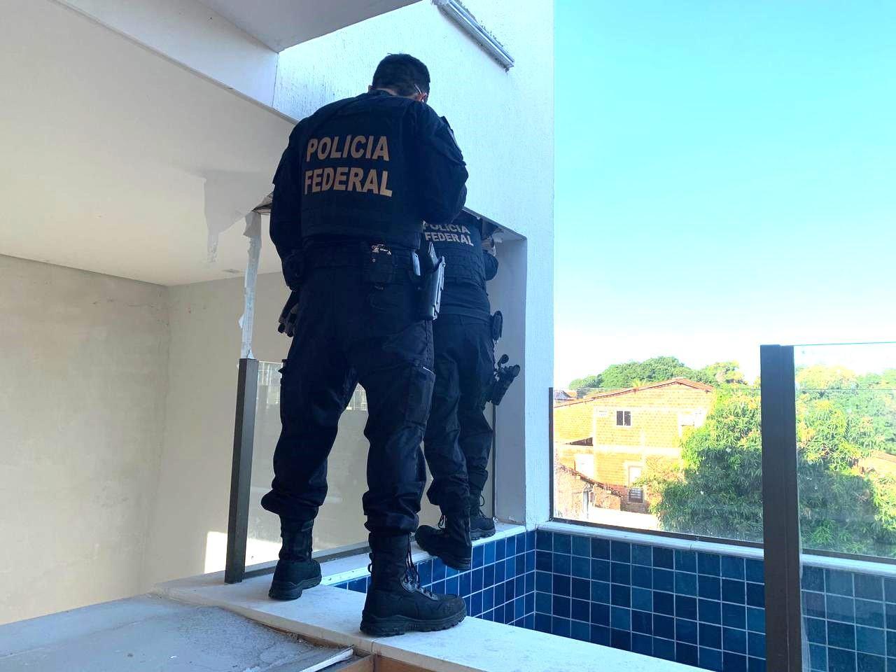 Equipe da PF durante cumprimento de mandados de busca e apreensão