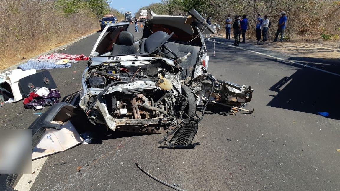 Colisão frontal entre carro e carreta deixa 3 mortos em Oeiras