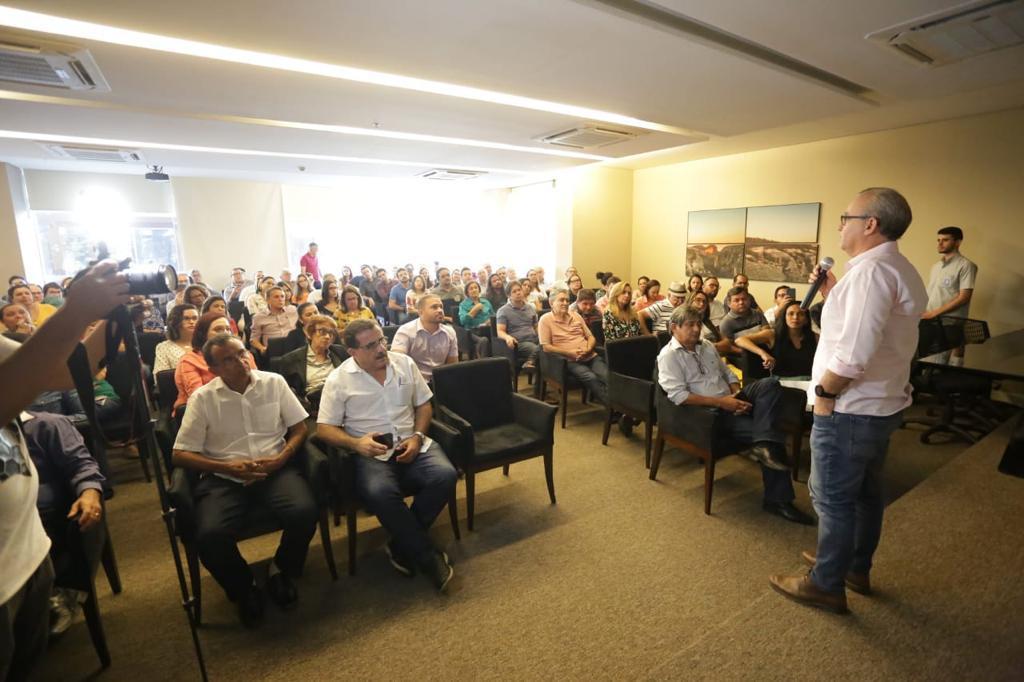 Prefeito em reunião com assessores de comunicação