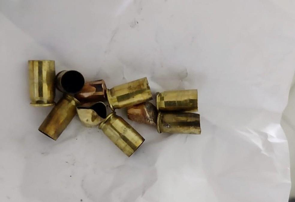 Jovem levou seis tiros quando estava na porta de casa