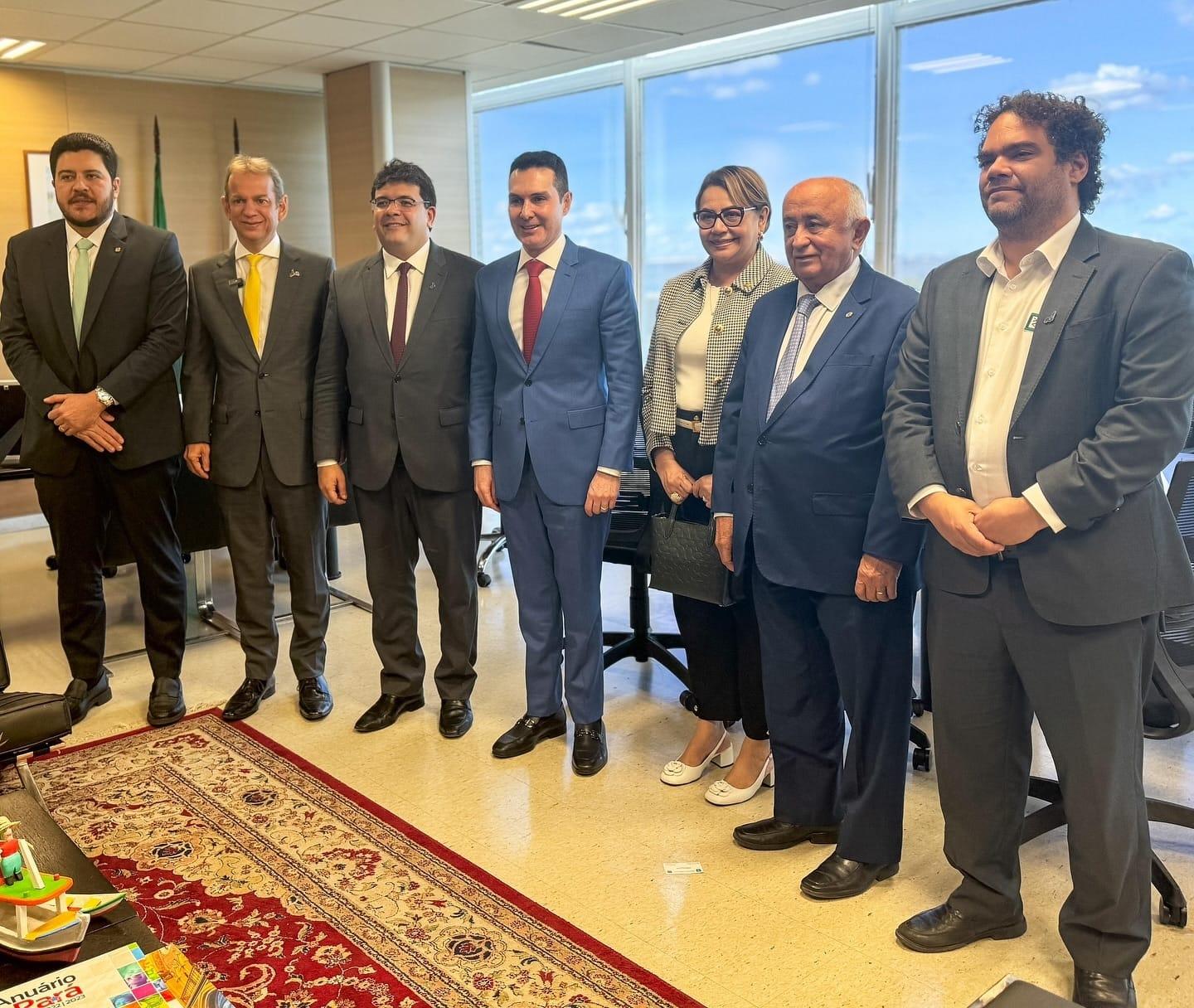 Membros da bancada piauiense com o governador Rafael Fonteles e o ministro Jader Filho
