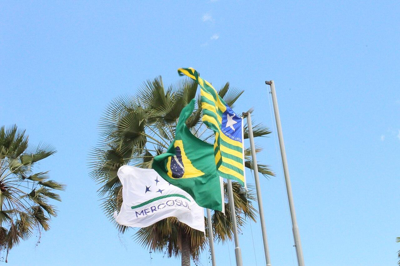 Bandeira do Piauí em matro com bandeiras do Brasil e do Mercosul
