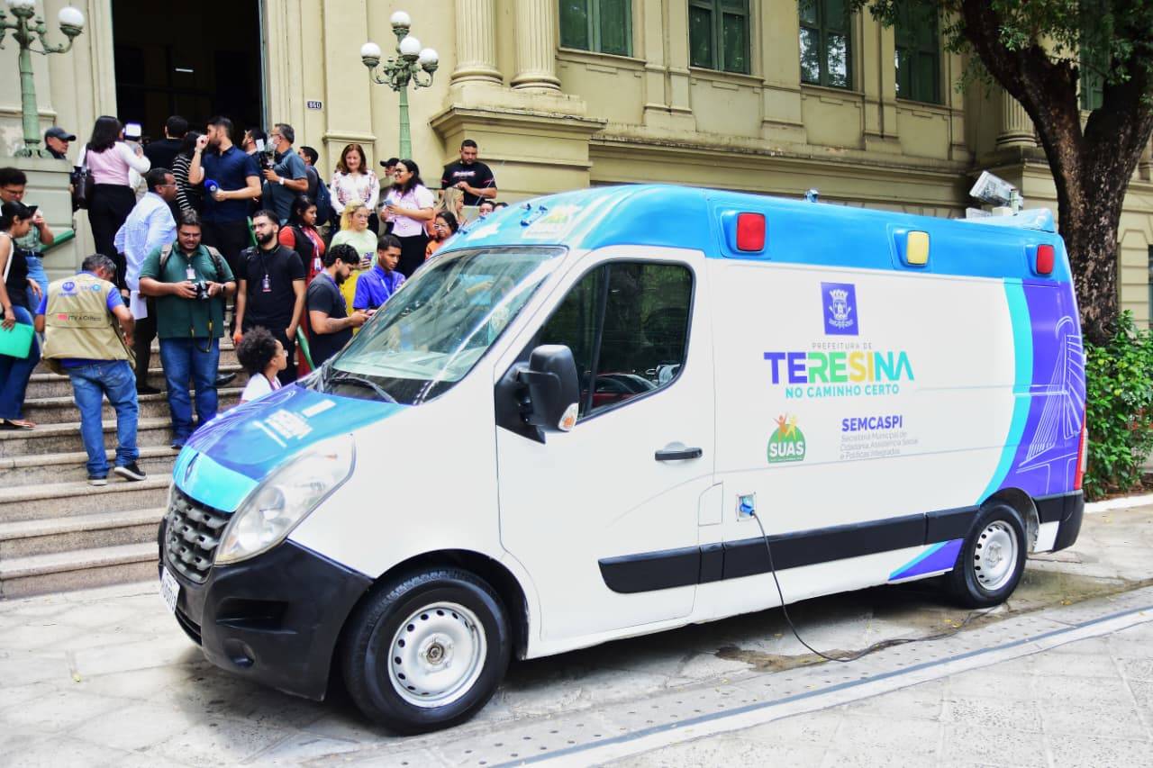 Carros adaptados para banhos de moradores em situação de rua são entregues em Teresina
