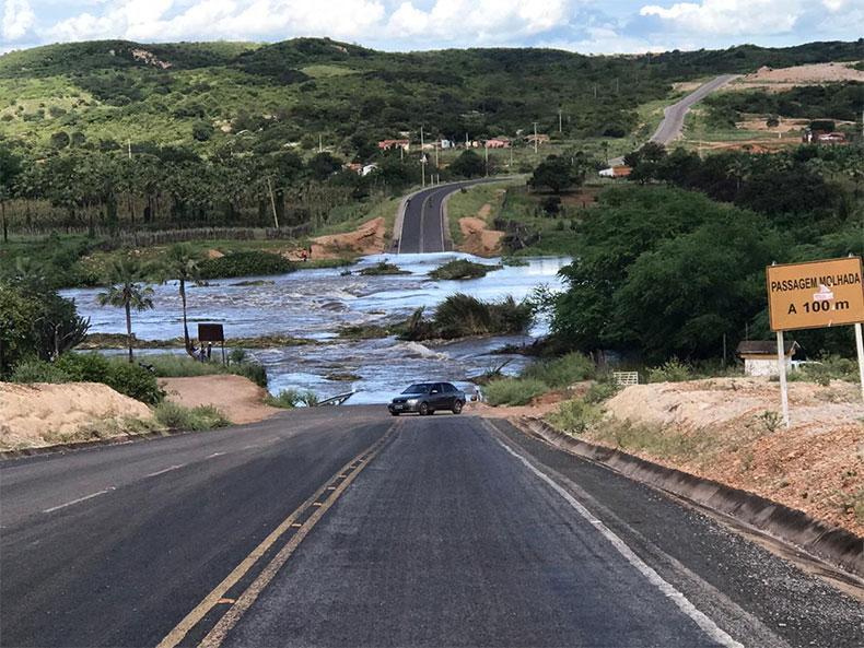 Barragem de Pedra Redonda transborda e invade rodovia
