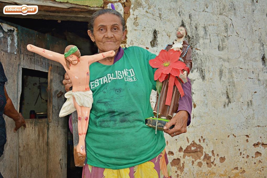 Moradora segurando as imagens