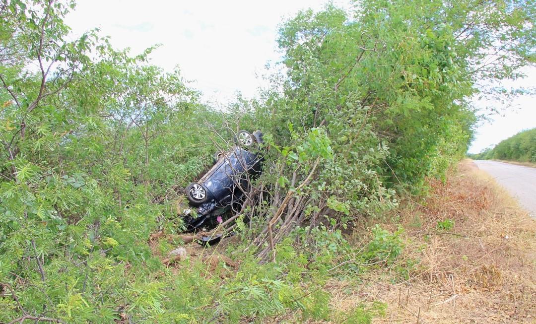 Ex-prefeita capota carro ao desviar de buraco