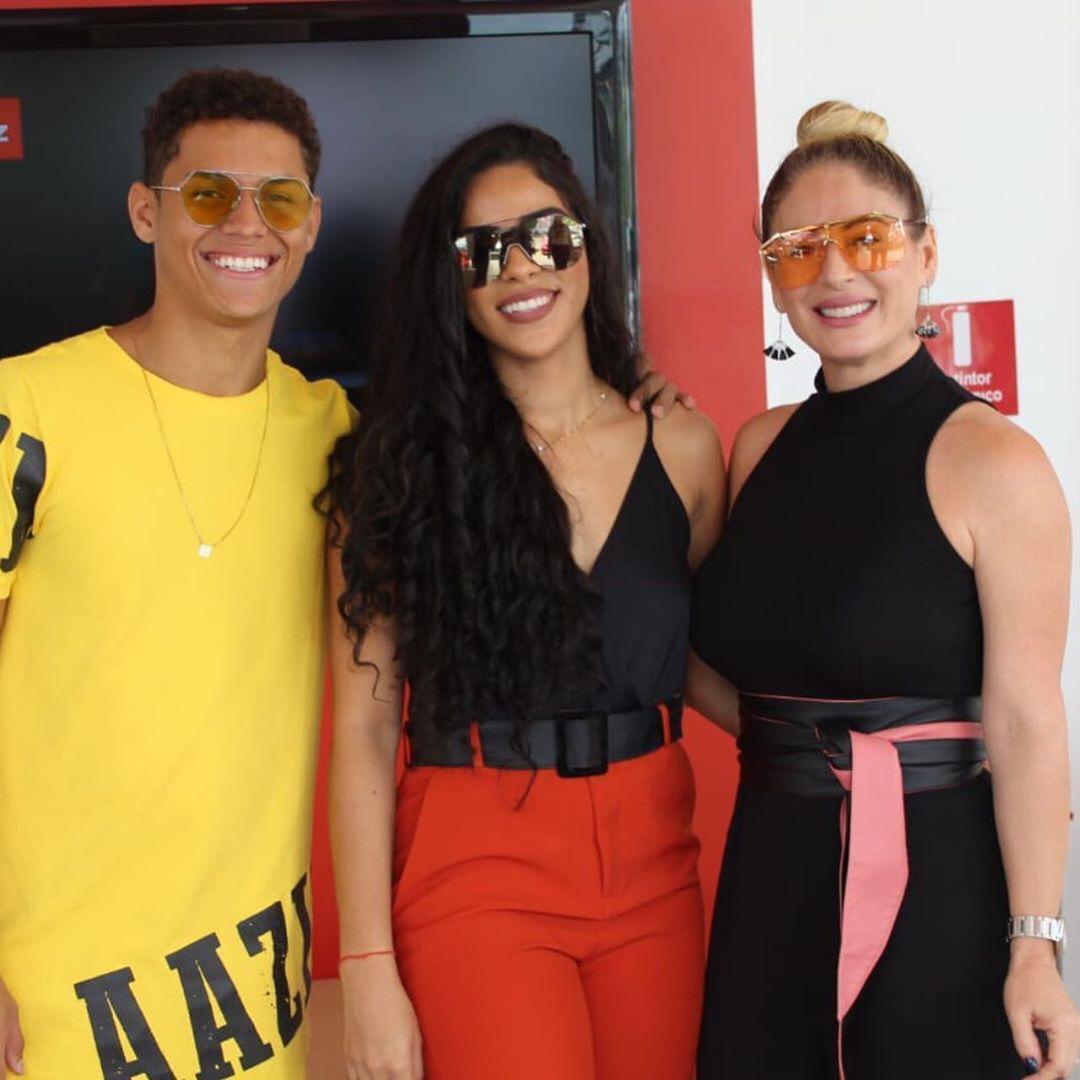 Registro dos ex-BBBs 2019 Danrley Ferreira e Elana Valenária ao lado da empresária Alexsandra Diniz.