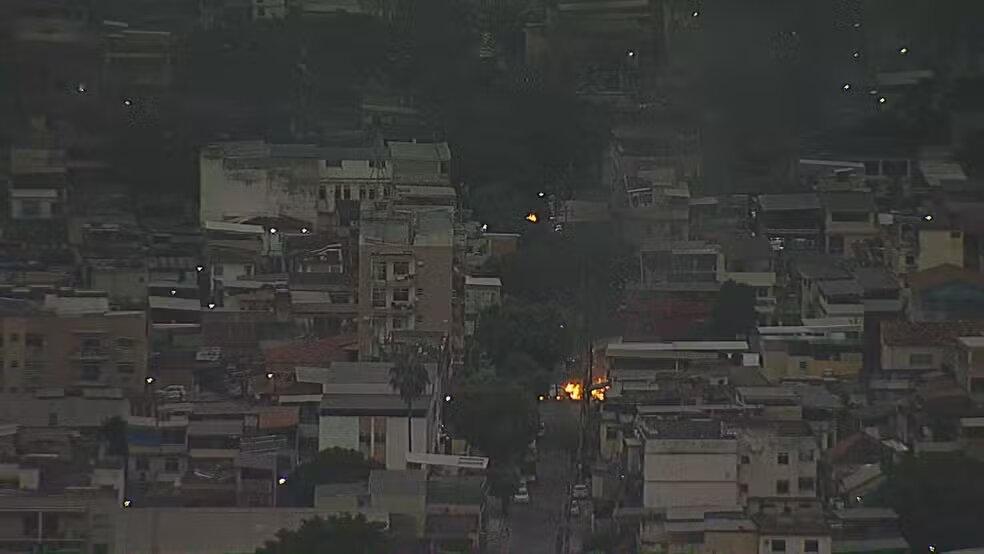 Barricadas em chamas no Complexo da Penha