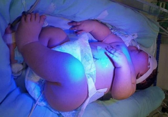 O bebê nasceu na maternidade Evangelina Rosa com sete quilos
