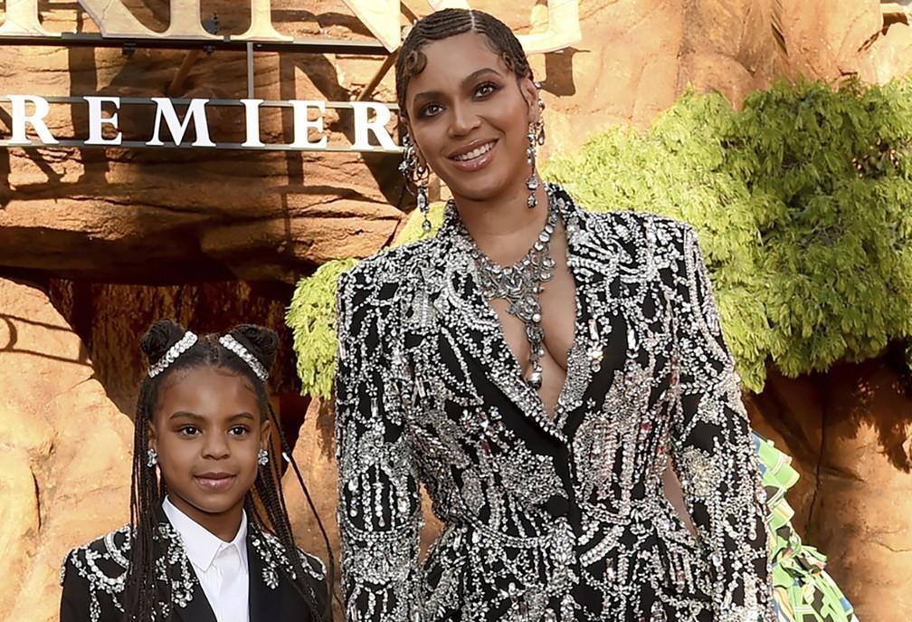 Blue Ivy Carter e Beyonce posam para fotos na premiere de 'O Rei Leão', em Los Angeles, EUA, em julho de 2019