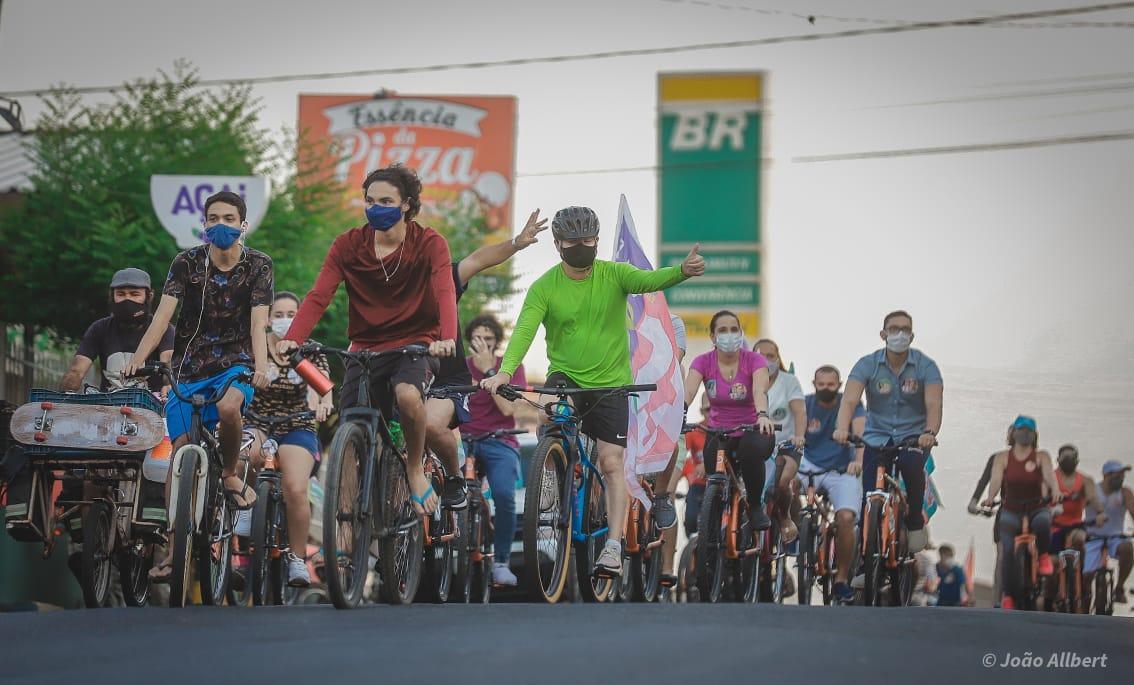 Cerca de 100 ciclistas participaram do ato