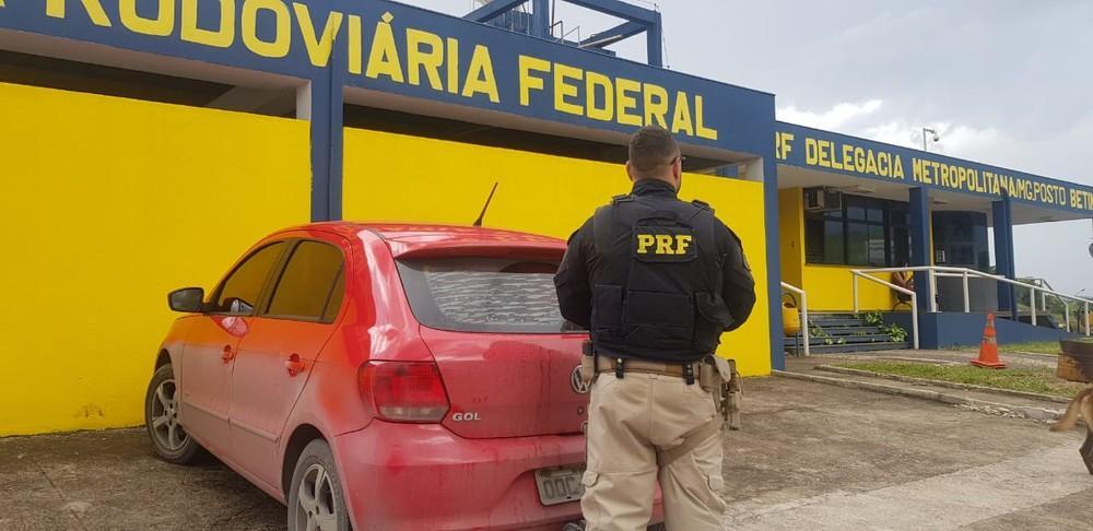 O casal viajava neste carro, quando foi parado na blitz.