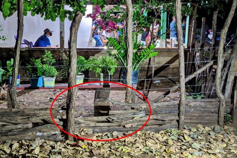 Buraco na cerca por onde a criança passou