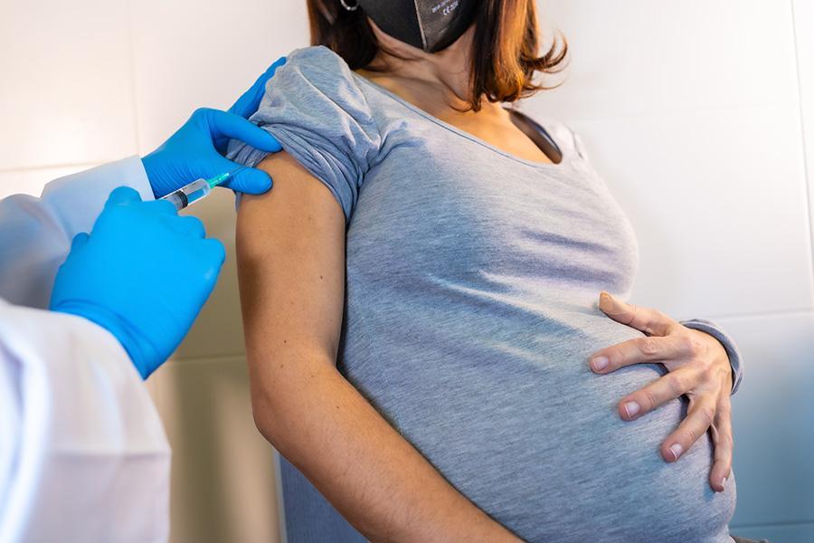 A estratégia da vacina funciona transferindo os anticorpos da mãe para o bebê durante a gravidez