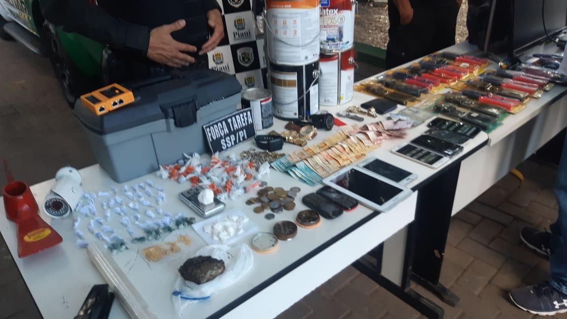 Celulares, drogas e até material de construção foram apreendidos na zona Norte