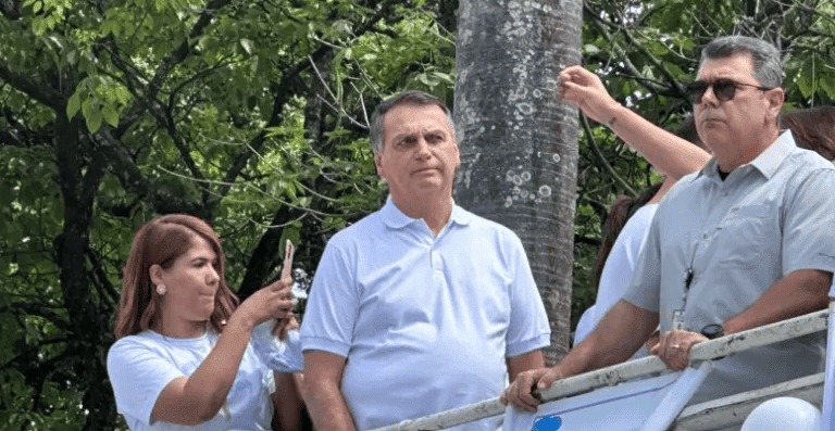 Bolsonaro disse a apoiadores em BH que, quando presidente, temas como aborto e drogas nunca eram pautados