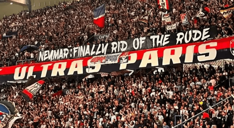 Torcida do PSG comemora saída de Neymar