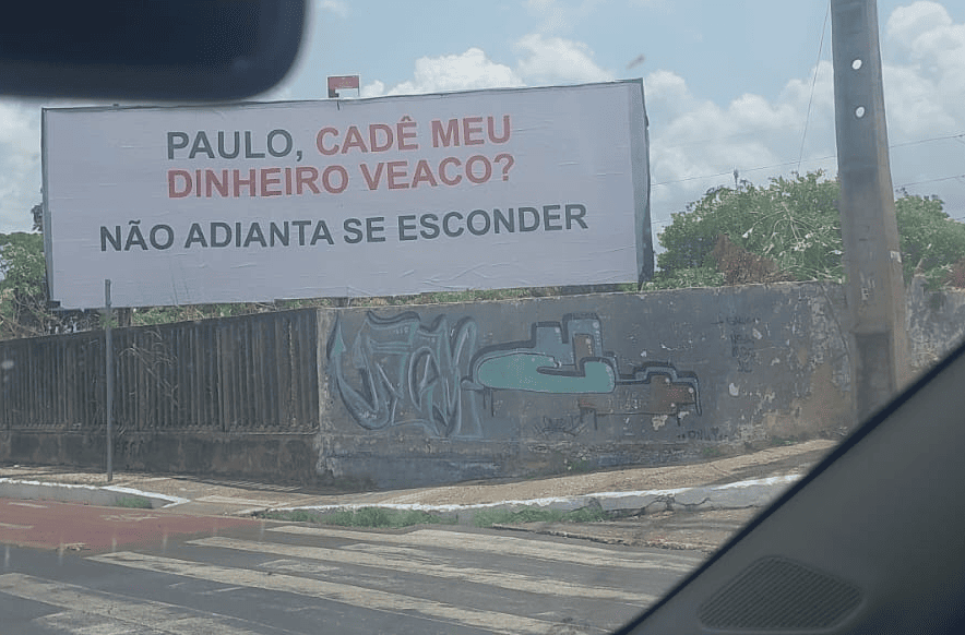 A frase foi espalhada em vários outdoors pela cidade