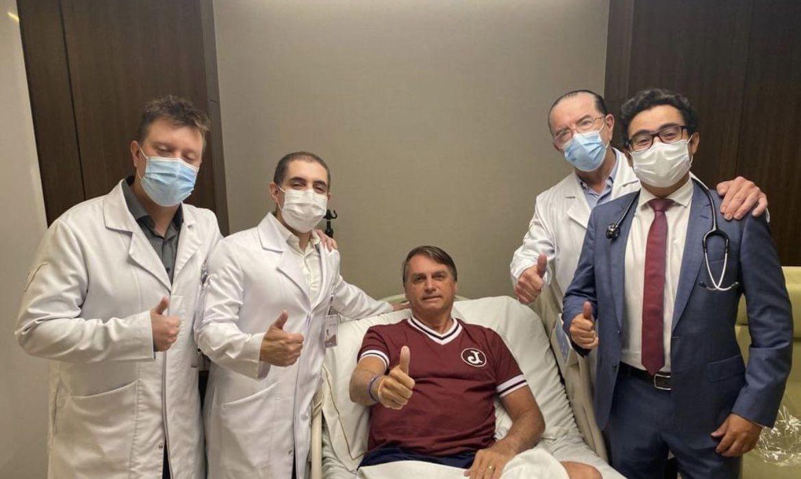 Bolsonaro e a equipe médica
