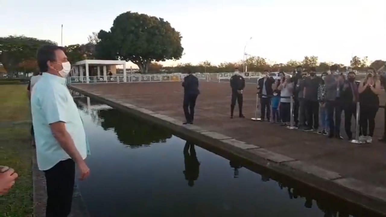 Bolsonaro com apoiadores em frente ao Palácio da Alvorada