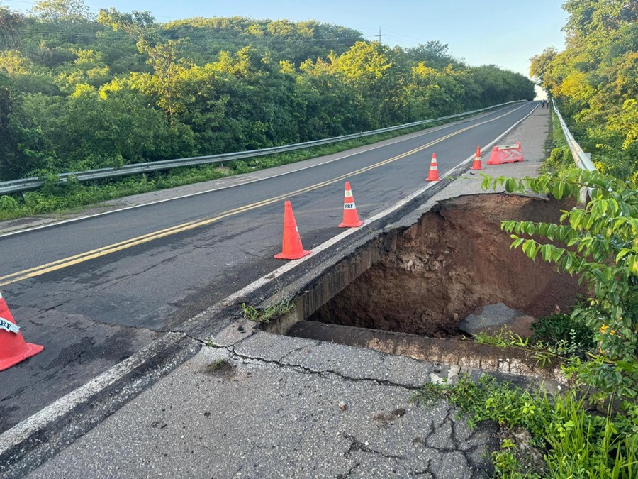 Cratera se abre e deixa BR-343 interditada entre Buriti dos Lopes e Parnaíba; veja desvios