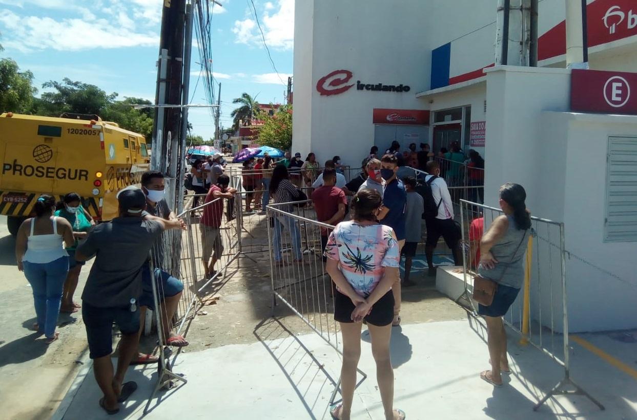 Aglomeração na frente da sede do Bradesco em Parnaíba