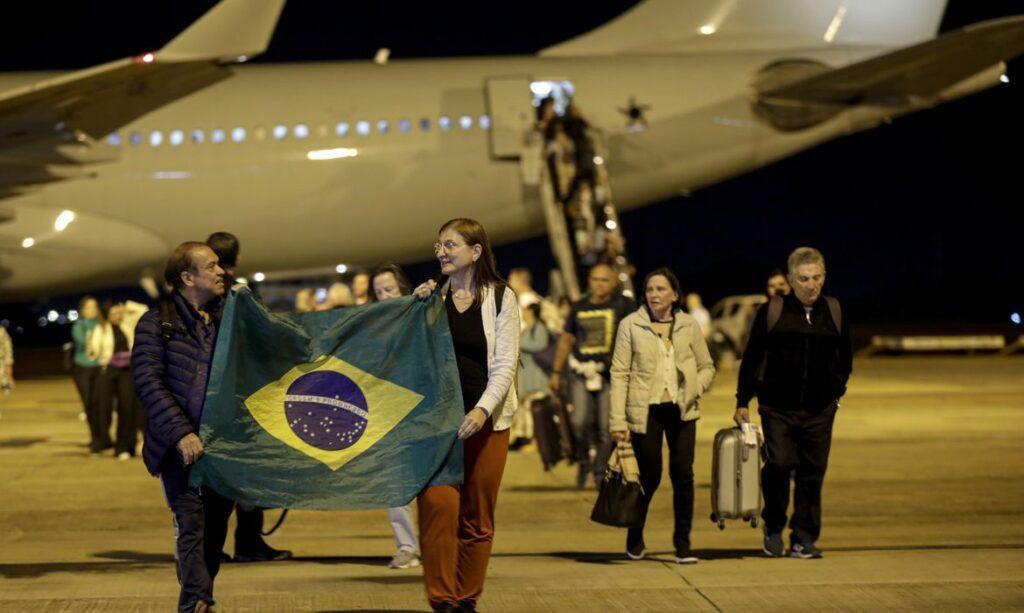 Repatriados manifestam alívio ao pisar em solo brasileiro após saída de Israel