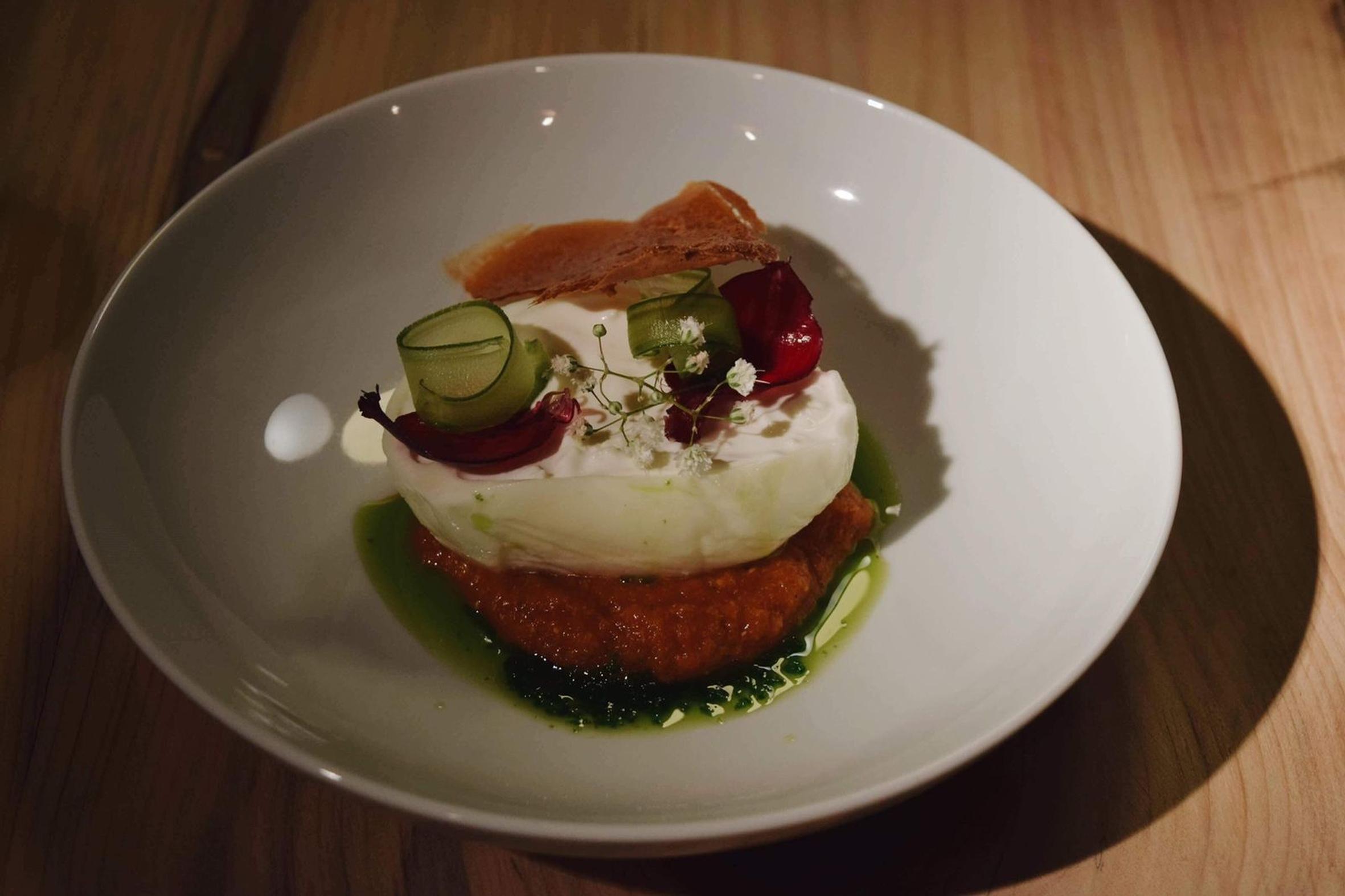 Burrata morna ao molho sugo da casa