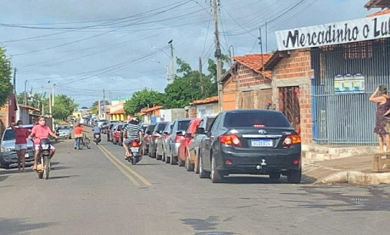 Fila de carros para vacinação