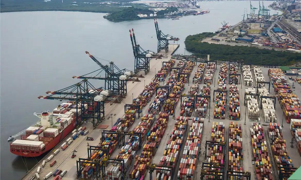 Brasil tem superavit de exportações