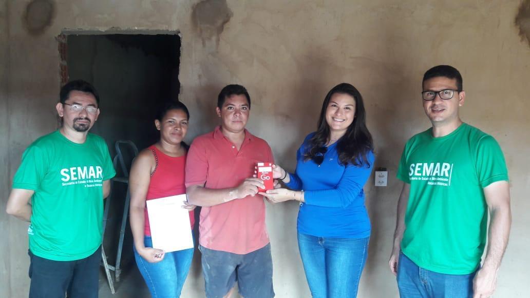 A diretora de Recursos Hídricos da Semar, Layssa Maia, entrega equipamento que auxilia no monitoramento do volume de água