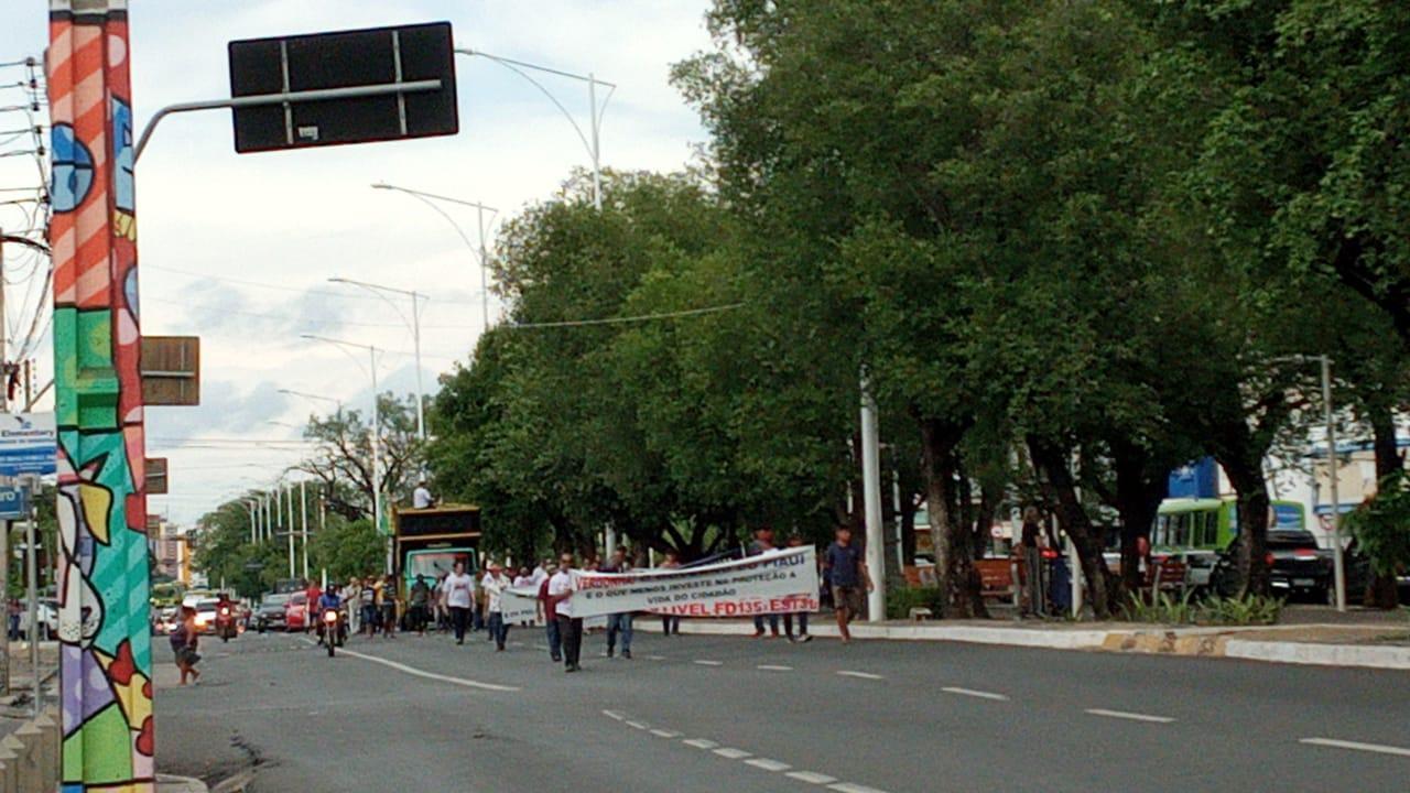 Manifestação dos policiais e bombeiros na Avenida Frei Serafim