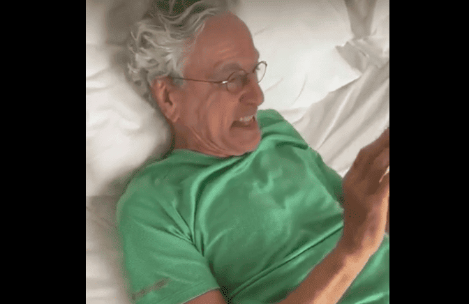 Caetano Veloso morre de rir do "inglês" de Eduardo Bolsonaro