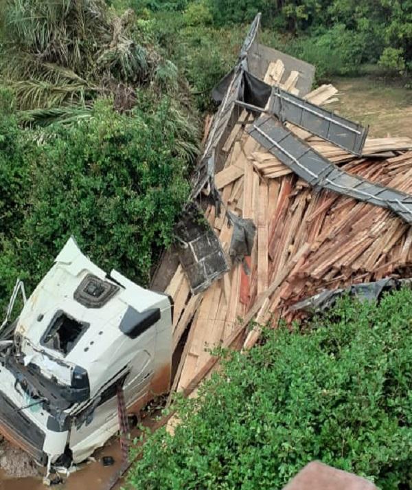 Caminhão cai em ribanceira e deixa dois feridos
