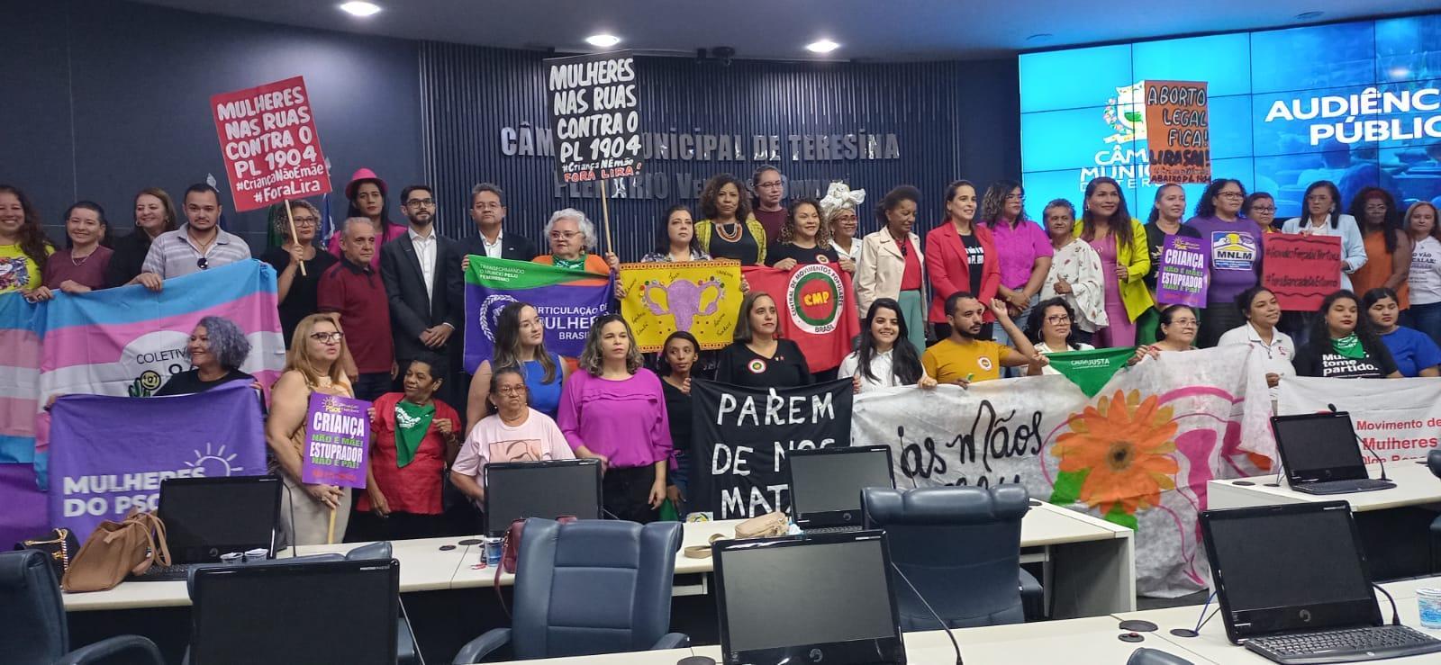 Lideranças feministas em audiência pública na Câmara Municipal