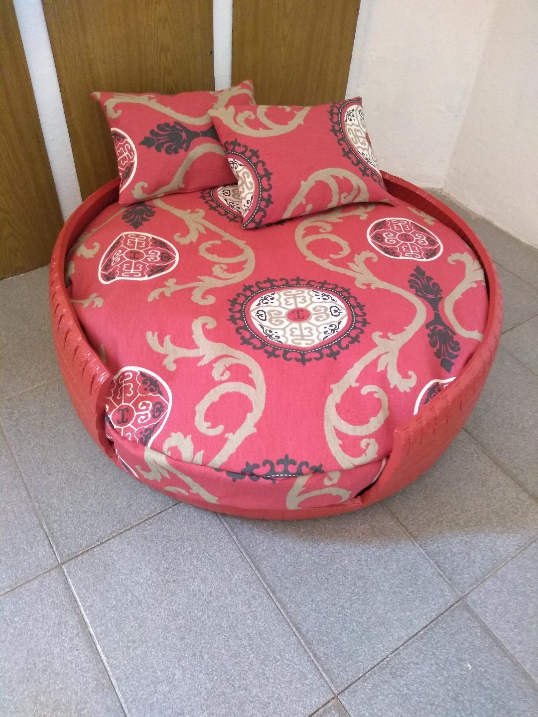 Temos o design de caminhas com o assento da almofada, travesseiro e enchimento lateral, além do corte formato U