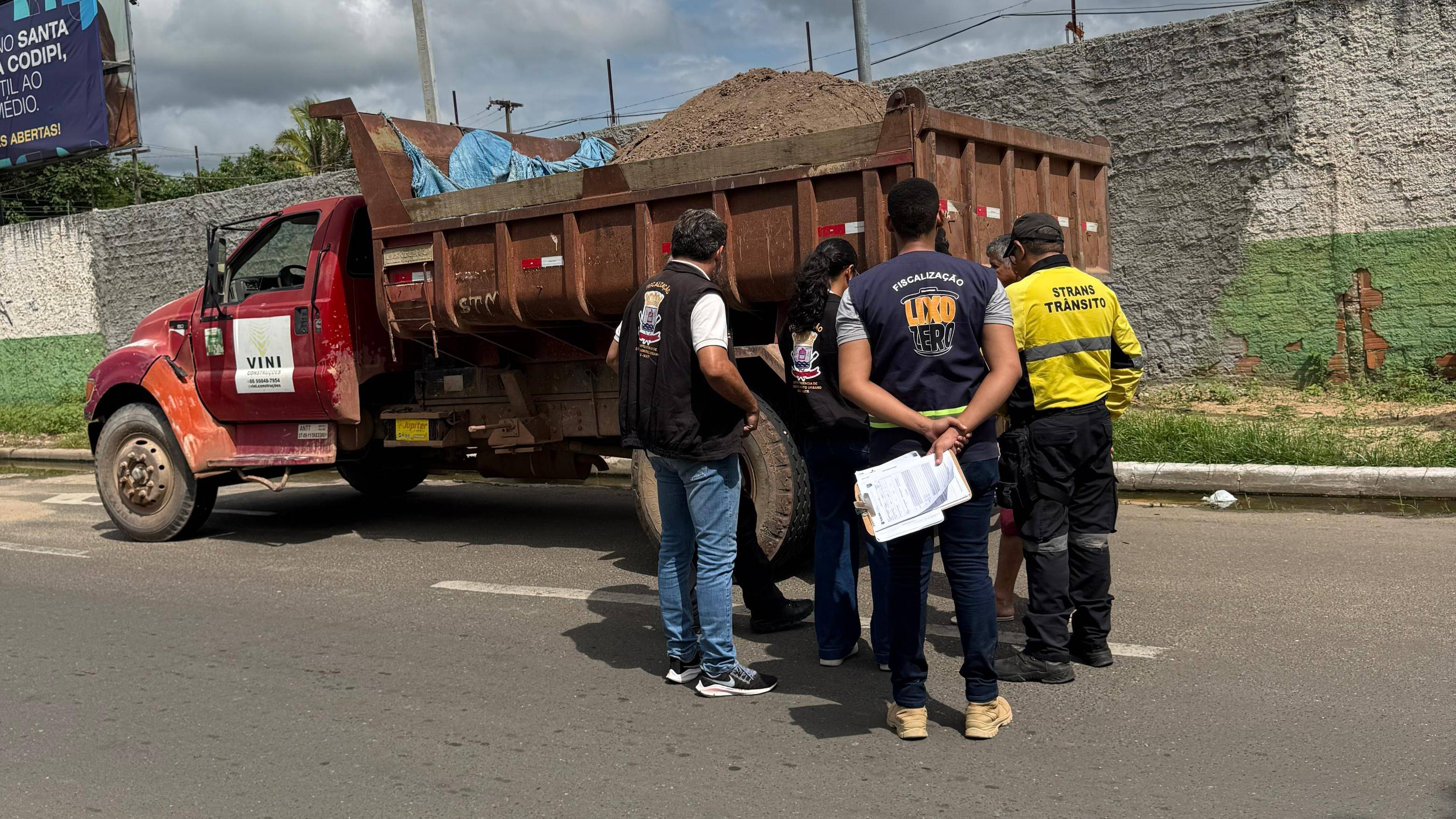 Materiais soltos podem provocar acidentes, derrapagens e colisões