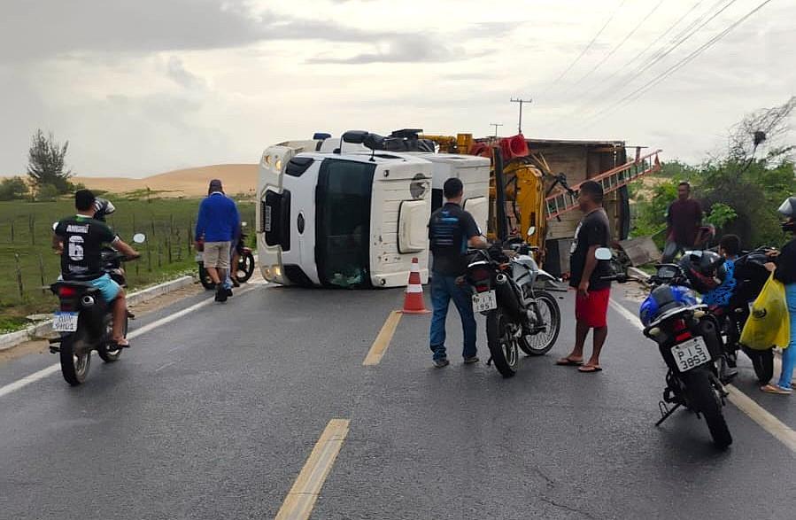 O caminhão tombou na rodovia que dá acesso ao povoado Macapá