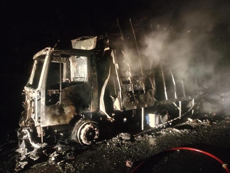 Caminhão carregado com chinelos fica destruído em incêndio próximo a Amarante