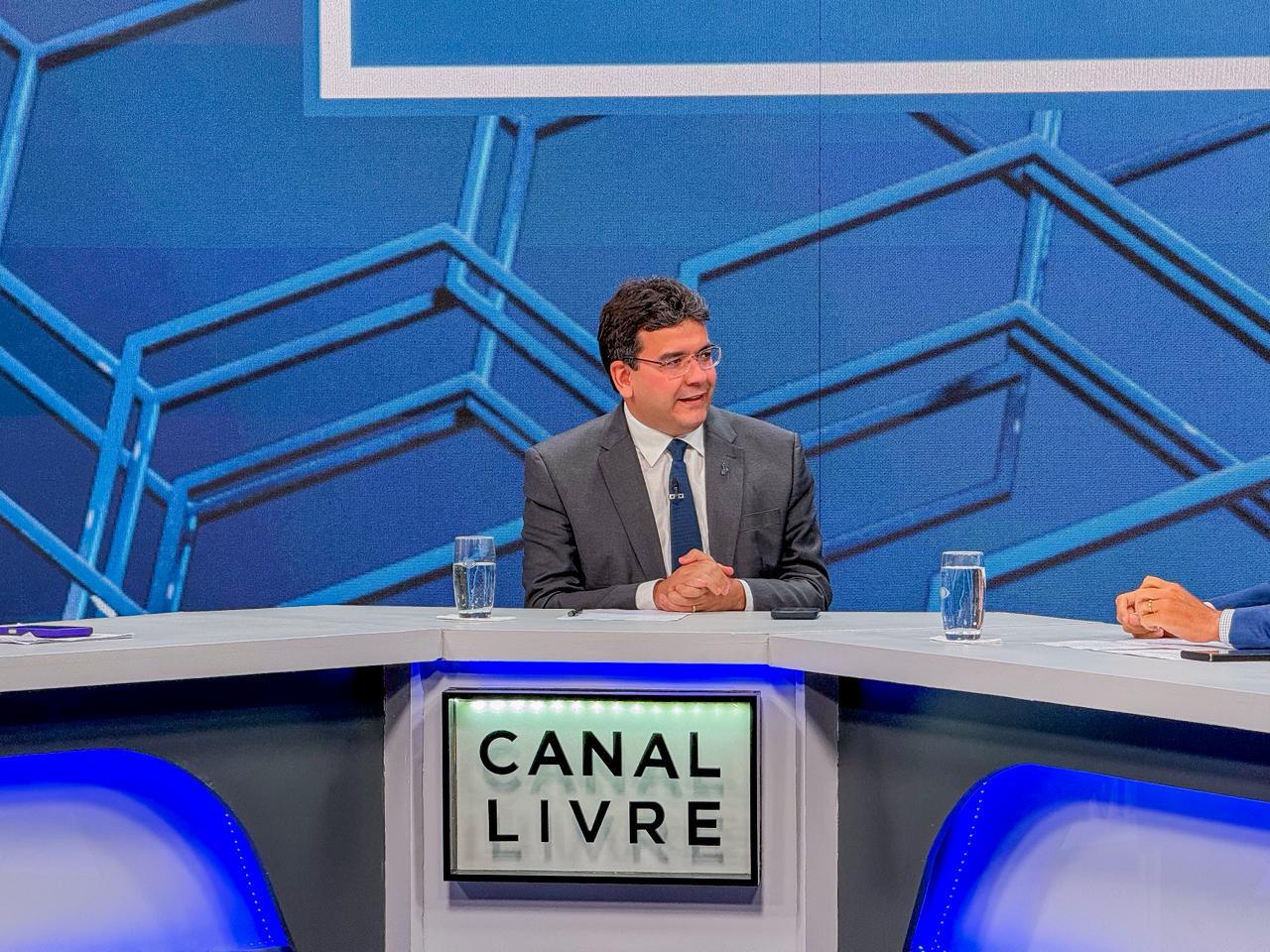 Governador Rafael Fonteles durante entrevista à mídia nacional sobre avanços da segurança pública no Piauí.